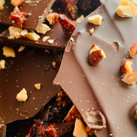 Barks chocolate 70% cacao con nuez pecana, arándano, nuez de la India y golden berries